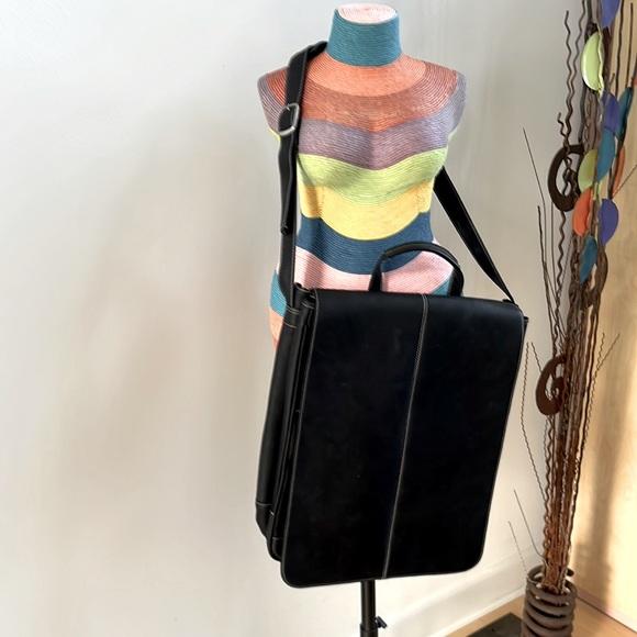 ROYCE VAQUETTA LARGE MESSENGER CROSSBODY BAG - Picture 2 of 9